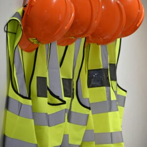 خوذة مع سترة عمل